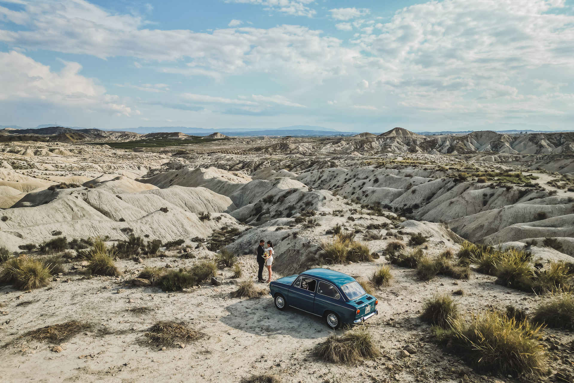foto de pareja y coche con dron