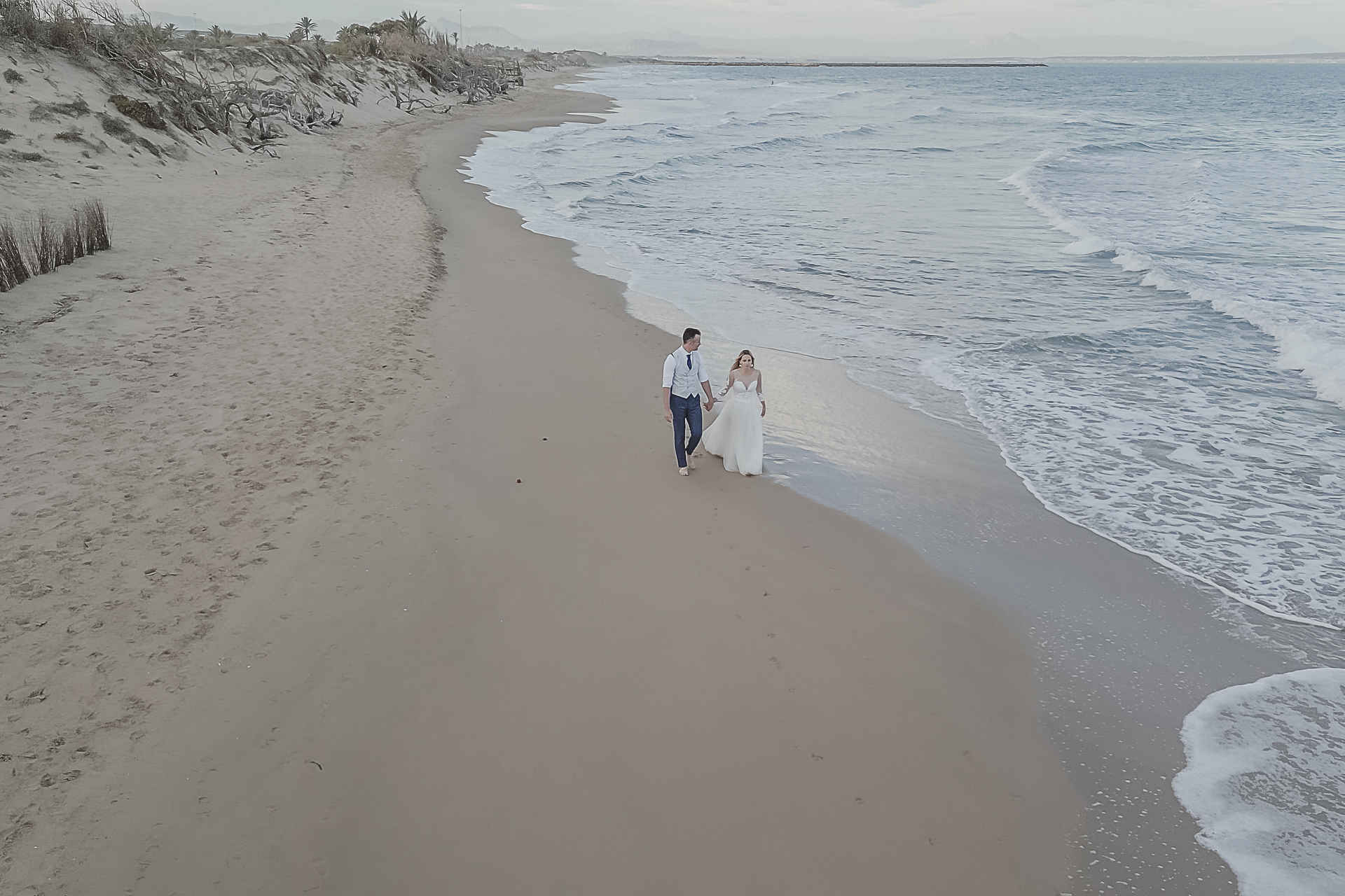 foto de boda en la playa con dron